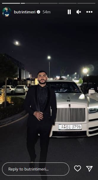 Butrint Imeri Pozon Pran Makin S Super Luksoze I Veshur N Kostum