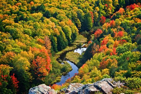 Best Time to See Lake of the Clouds Fall Colors in Michigan 2024