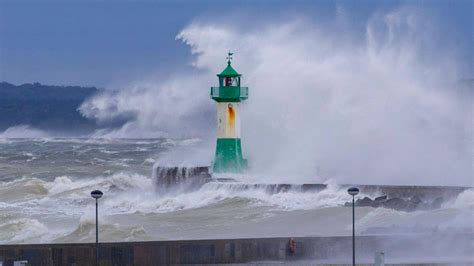 Sturmflut an der Ostsee Hochwasser Evakuierungen und Millionenschäden