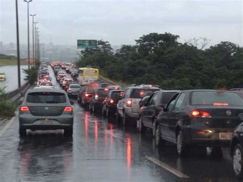 G1 Batida de cinco carros fecha faixa da Ponte JK e causa lentidão no