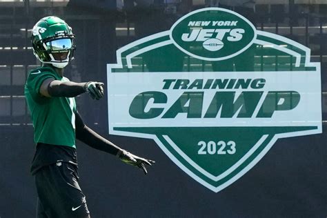 Jets Fans Flock To Training Camp To Get Their First Look At Aaron