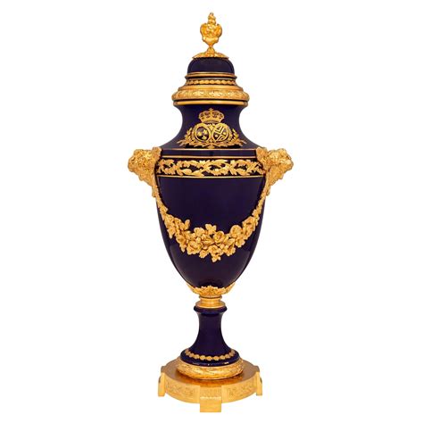 Französische Urnen aus Sevres Blau und Biskuit mit Ormolu Beschlägen