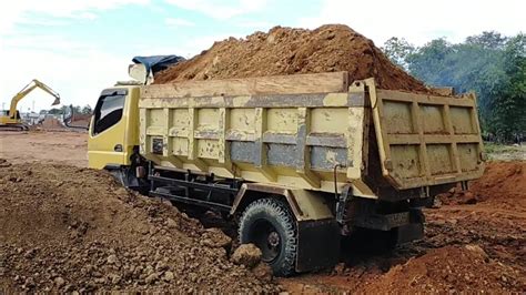 Dump Truk Isuzu Vs Mitsubishi Canter Bongkar Muatan Tanah Merah Full