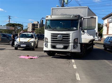 Idosa morre após ser atropelada e arrastada por caminhão em Caxias do Sul