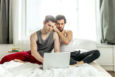 Resto De La Pareja Gay Después Del Sexo Foto de archivo Imagen de homosexual cama
