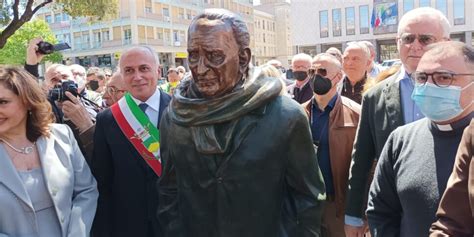 Cosenza Svelata La Statua In Bronzo Dedicata A Giacomo Mancini VIDEO