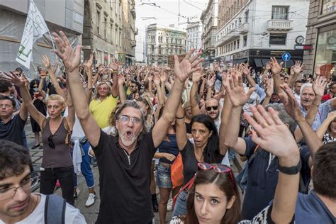 Milano Corteo Non Autorizzato No Green Pass Blocca Corso Sempione