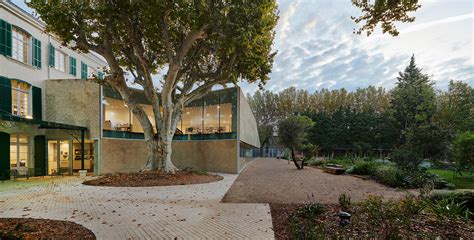 Media library park and public passage in Pélissanne by Dominique