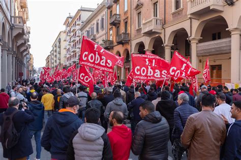 Sciopero Generale Di Ore Gi Le Armi Su I Salari Il Manifesto