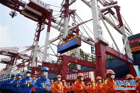 Das Größte Containerschiff Der Welt Tritt Seine Jungfernfahrt Im Hafen Von Qingdao An Cn