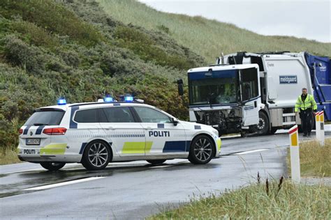 Lastbil Og Personbil I Alvorligt Uheld Vej Sp Rret I Begge Retninger