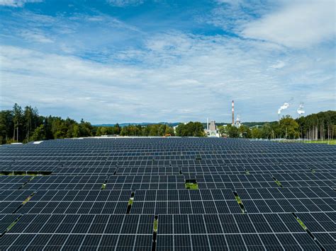 Strom aus der Sonne Lenzing nimmt größte Freiflächen PV Anlage in