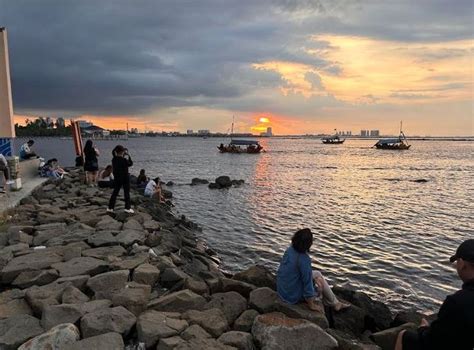 Manfaatkan Libur Lebaran Wisatawan Antusias Berburu Sunset Di Pantai