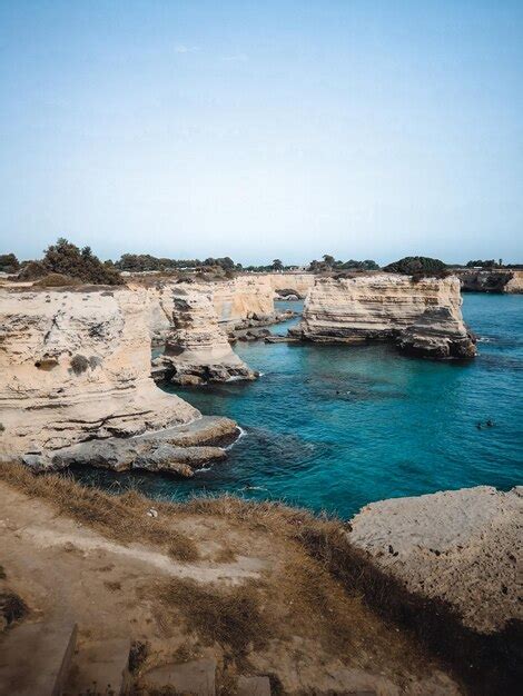 Une Vue Magnifique Sur Les Faraglioni Di Sant Andrea Dans Les Pouilles