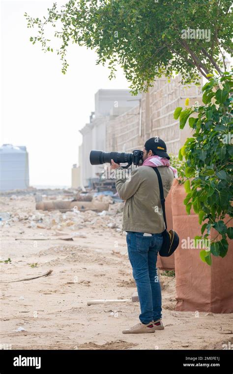 Photographer in desert, wildlife photographer in desert Stock Photo - Alamy