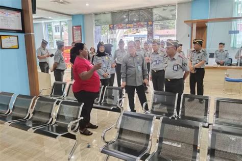 Staf Ahli Menkumham Bidang Ekonomi Kunjungi Kantor Imigrasi Jayapura