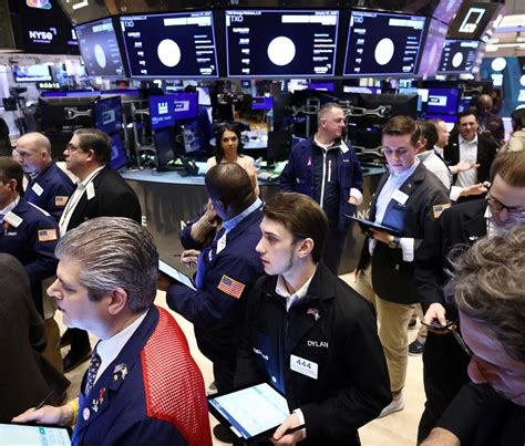 Índices de Wall Street cierran mixtos y anotan una semana negativa El