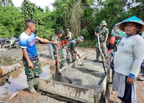 TNI Bersama Warga Gotong Royong Bangun 30 Rumah Dan Jalan Tani Di