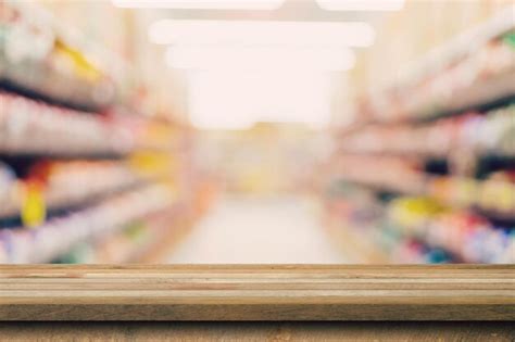 Tampo da mesa de madeira no fundo desfocado do shopping Espaço para