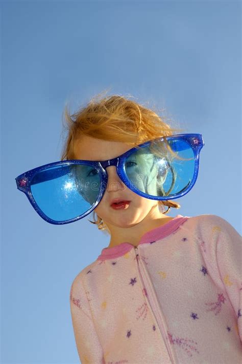 Het Meisje Van De Blonde Met Zwarte Zonnebril Op Wit Stock Foto Image Of Agent Gelukkig