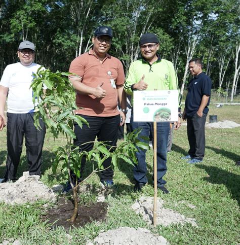 Dinas LH Dan BPJS Ketenagakerjaan Tanam Pohon Di Hutan Kota