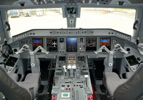 Embraer E175 Cockpit