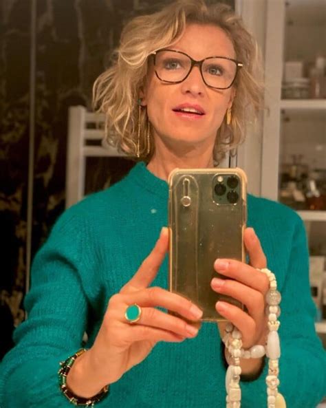 Alexandra Lamy en lingerie dans la jungle Cheveux mouillés et culotte satinée elle se lâche