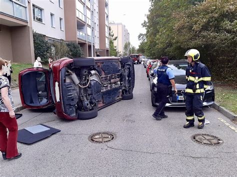 V ulici Ledvinova v Praze hasiči zasahovali u osobního auta na