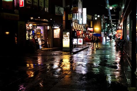 夜と雨と飲み屋街と水はけの悪い道 Karorinyan Photo Blog