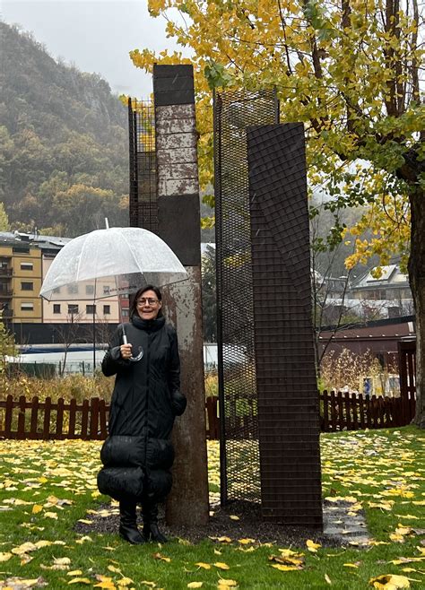 Sinstalla Temporalment Al Parc Central Una Escultura De Lartista