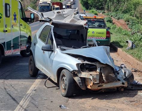 Motorista Tenta Ultrapassagem Entre Duas Carretas Perde Controle E