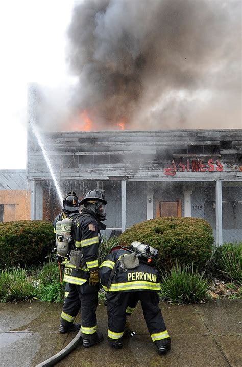 Video Fire Crews Battle 3 Alarm Structure Fire On Sonoma Blvd In Vallejo