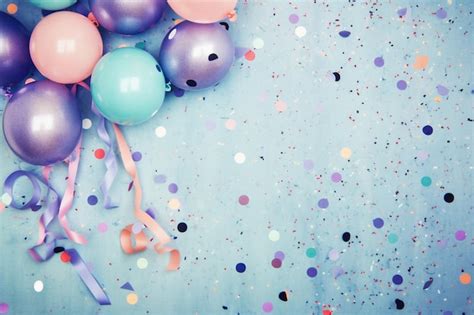 Fondo Azul Con Globos Y Confeti Rosa Violeta Y Turquesa Foto Premium