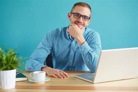 Homme D Affaires Travaillant Dans Le Bureau Photo Stock Image Du