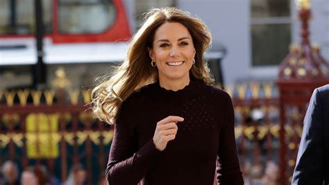 Méconnaissable Kate Middleton succombe à la tendance veste barn