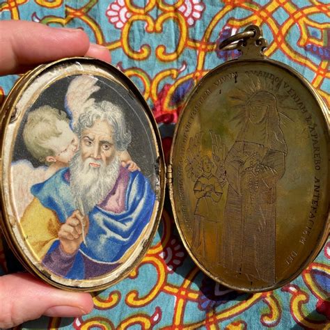 Grand pendentif reliquaire en cuivre gravé et doré début du XVIIe