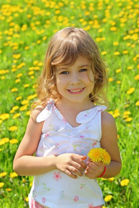 La Fille Reste Et Gonfle Avec Le Ballon De Pompe De Pied Image Stock