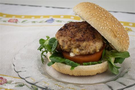 Hamburguesa Casera Rellena De Queso De Cabra