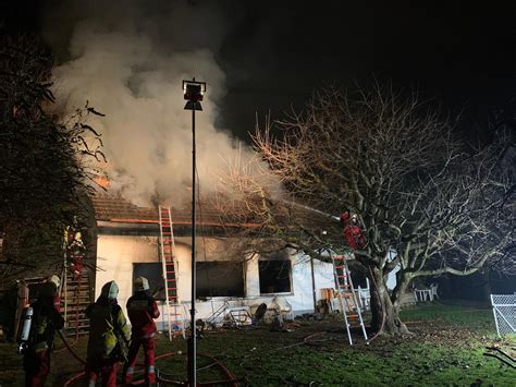 R Ti Zh Brand Eines Einfamilienhauses Zwei Verletzte Video