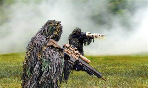 Comando Vestido En Camuflaje Del Ghillie Durante La Guerra Del Combate