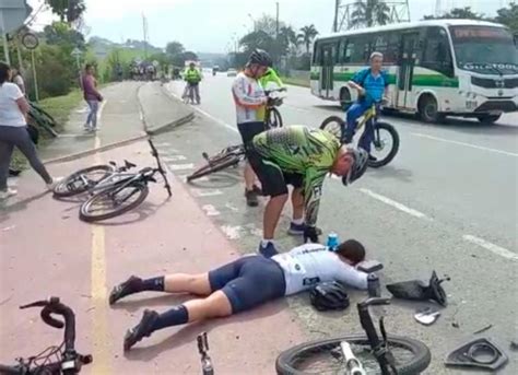 En Video Autom Vil Atropell A Ciclistas Y Se Dio A La Fuga En Copacabana