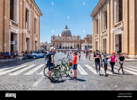 Los Ciclistas En La Via Conciliazione Roma Que Conduce A La Ciudad