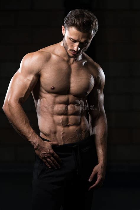 Homem Muscular Que Dobra Os M Sculos No Gym Foto De Stock Imagem De