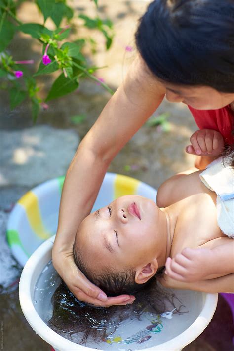 Mother Wash Her Daughter D Head In The Yard Del Colaborador De