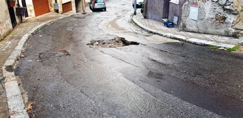 Reggio Calabria Pericoloso Cedimento Del Manto Stradale In Via Vecchia