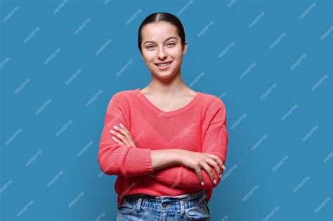 Retrato De Una Adolescente Sonriente Mirando A La Cámara En Un Fondo De