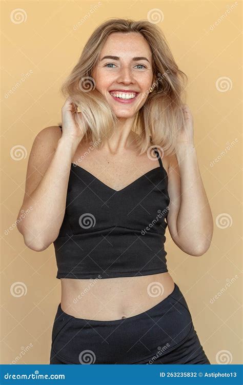 Portrait Vertical Dune Jolie Jeune Femme Avec Des Taches De Rousseur