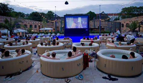 Ce cinéma en plein air permet de regarder tranquillement son film