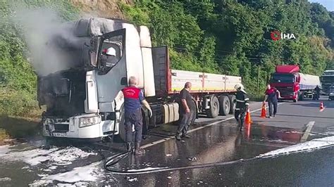 Seyir halindeki tır alev alev yandı sürücü canını zor kurtardı