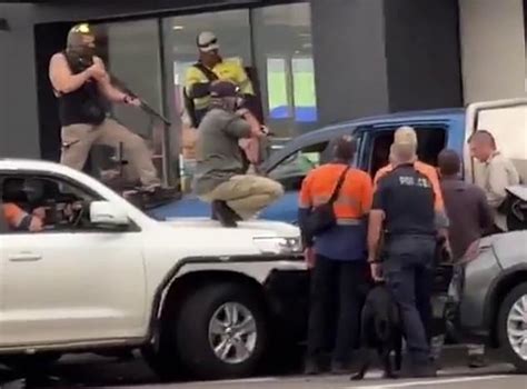 Hungry Jacks Dramatic Drive Thru Arrest Outside Darwin As Police Draw